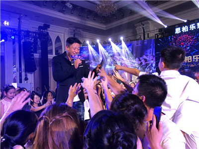 侯耀華經(jīng)紀(jì)人肖像授權(quán)聯(lián)系人王峰